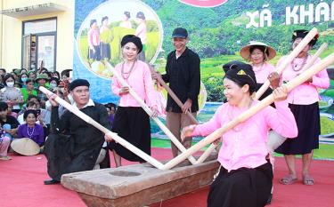 A scene about the origin of Khau Mau New Year, also known as Com Festival, and the performance of the Cac Keng rhythm.