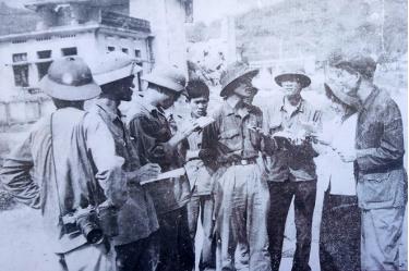 Các phóng viên, nhà báo của Báo Hoàng Liên Sơn tại mặt trận Cam Đường tháng 2/1979.