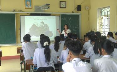 Giờ học Lịch sử của cô và trò Lớp 12A3, Trường THPT Lê Quý Đôn.