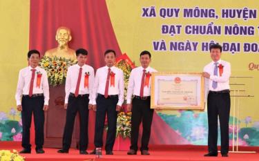 Chủ tịch tỉnh Trần Huy Tuấn trao Bằng công nhận xã Quy Mông đạt chuẩn nông thôn mới nâng cao