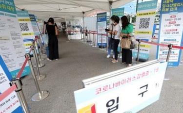 Người dân chờ xét nghiệm COVID-19 tại một trung tâm ở Seoul , Hàn Quốc ngày 18/9/2022