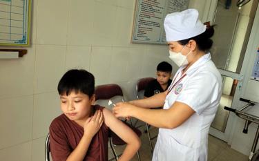 Tiêm vắc xin phòng Covid-19 cho trẻ tại xã Minh Quán, huyện Trấn Yên.