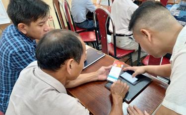 Đảng bộ Văn Phú tổ chức hướng dẫn đảng viên cài đặt và sử dụng “Sổ tay đảng viên điện tử”.