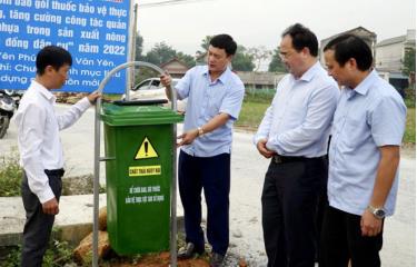 Đồng chí Giàng A Câu (thứ 2, phải sang) - Chủ tịch Hội Nông dân tỉnh kiểm tra mô hình nông dân tham gia bảo vệ môi trường tại xã Yên Phú, huyện Văn Yên.
