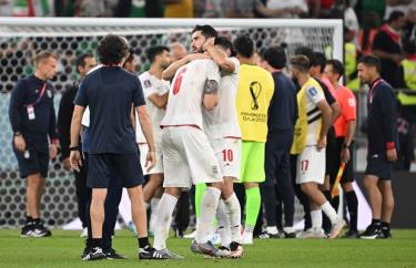 Nỗi buồn của các cầu thủ Iran khi để mất tấm vé vào vòng 1/8. (Ảnh: AFP/TTXVN)