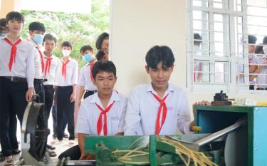 Hai học sinh Nguyễn Văn Tú và Nguyễn Thanh Phương bên sáng chế máy bào lạt tre.