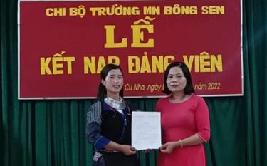 Lễ kết nạp đảng viên mới của Chi bộ Trường Mầm non Bông Sen, xã Chế Cu Nha, huyện Mù Cang Chải.