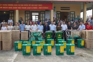 Members of farmers’ union of Yen Phu commune receive bines for waste classification at households. 
