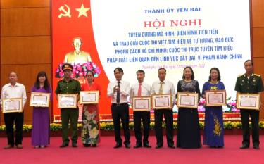 Leader of Yen Bai city presents certificates of merit to nine exemplary persons in studying and following President Ho Chi Minh’s ideology, moral example, and style at a ceremony marking 64 years since the President visited Yen Bai province.