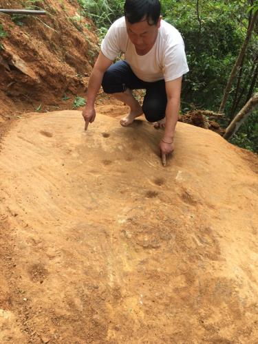 Lu A Tru, a cadre of Che Cu Nha commune, besides a newly discovered carved rock.
