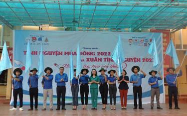 The Vietnam Youth Federation’s chapter in Yen Bai hands over flags and hats to the provincial youth volunteer team at the programme.