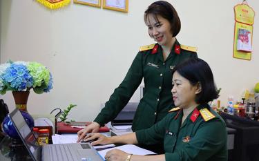 Thiếu tá Nguyễn Thị Hiển - Chủ tịch Hội LHPN Bộ Chỉ huy Quân sự tỉnh trao đổi về nghiệp vụ công tác Hội với hội viên.