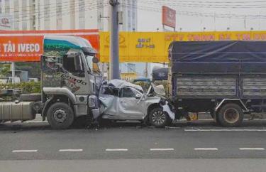 Hiện trường tai nạn, ôtô 4 chỗ bị kẹp giữa xe đầu kéo và xe tải.
