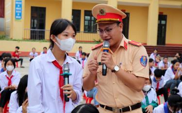Cán bộ Đội Cảnh sát giao thông trật tự Công an huyện Trấn Yên tuyên truyền phổ biến Luật Giao thông đường bộ cho các em học sinh Trường TH và THCS xã Minh Quân