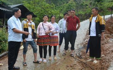 Lãnh đạo Đảng ủy xã Xà Hồ và Chi bộ thôn Sáng Pao về cơ sở vận động nhân dân hiến đất làm đường nông thôn.
