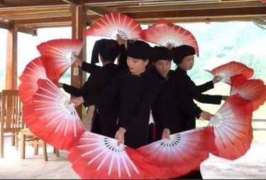 Tiết mục múa quạt của Đội văn nghệ thôn Làng Chạng, xã Phong Dụ Thượng, huyện Văn Yên.