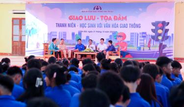 Giao lưu - Toạ đàm “Thanh niên, học sinh với văn hoá giao thông” ở Trường THPT Hoàng Quốc Việt, thành phố Yên Bái