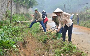 Người dân thôn Thanh Bình, xã Phú Thịnh vệ sinh đường làng ngõ xóm, tạo cảnh quan sạch - đẹp.