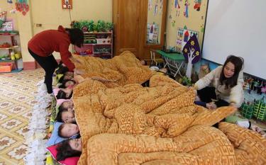Các cô giáo Trường Mầm non Hoa Huệ, thị trấn Trạm Tấu (huyện Trạm Tấu) bảo đảm giữ ấm cho các học sinh trong giờ ngủ trưa trong đợt rét đầu năm 2023