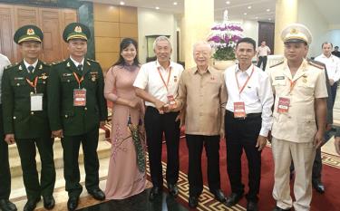 Ông Đoàn Xuân Quý (thứ 2, bên trái) vinh dự được chụp ảnh cùng Tổng Bí thư Nguyễn Phú Trọng tại Văn phòng Trung ương Đảng trong dịp tham dự  Chương trình “Hồ Chí Minh - Hành trình khát vọng năm 2023”.