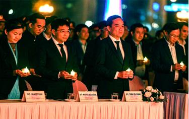 Phó thủ tướng Trần Lưu Quang, chủ tịch Ủy ban An toàn giao thông quốc gia, cùng các đại biểu trong phút tưởng niệm nạn nhân tai nạn giao thông