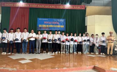 Công ty TNHH Hòa Bình trao mũ bảo hiểm đạt chuẩn cho học sinh Trường THPT Hoàng Quốc Việt, thành phố Yên Bái