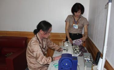 Bà Phùng Thị Thanh Vân - Chủ tịch UBND phường Nguyễn Phúc thăm hỏi, động viên chị Hà Thúy Hạnh ở tổ dân phố Phúc Xuân là hộ tự nguyện viết đơn thoát nghèo năm 2023.