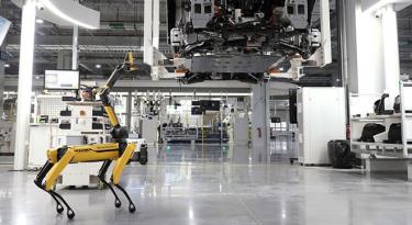 Một robot Boston Dynamics đang giám sát quá trình sản xuất ô tô.