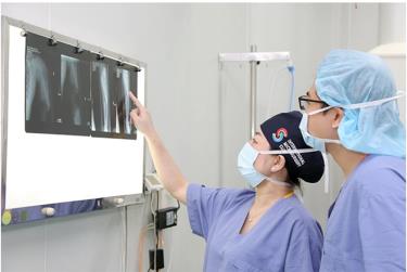 Các bác sĩ Bệnh viện Hữu nghị Việt Đức đánh giá hiệu quả điều trị cho người bệnh qua kết quả chụp X-quang.