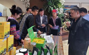 Delegates visit a booth displaying OCOP products of Suoi Giang Cooperative in Van Chan district.
