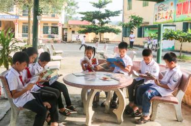 Học sinh Trường TH&THCS Đào Thịnh, huyện Trấn Yên luôn duy trì thói quen đọc sách.