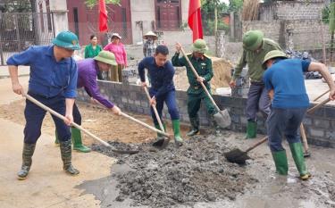 Lãnh đạo thị xã Nghĩa Lộ và Ủy ban MTTQ thị xã tham gia làm đường giao thông nông thôn tại xã Thanh Lương.