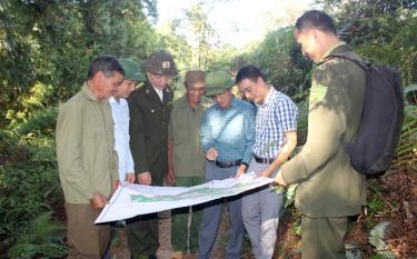 Ban Chỉ đạo chương trình Phát triển lâm nghiệp bền vững huyện Trạm Tấu kiểm tra công tác QLBVR - PCCCR tại thôn Tà Chử, xã Bản Công.