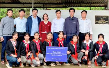 Đại diện Sở Lao động, thương binh và Xã hội tỉnh và các nhà tài trợ bàn giao, khánh thành công trình nước sạch cho Trường PTDTBT THCS Nậm Mười, huyện Văn Chấn.