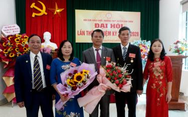 Ban Chấp hành Hội Cựu giáo chức Trường THPT huyện Văn Chấn nhiệm kỳ 2023 - 2028 gồm 5 thành viên ra mắt đại hội.