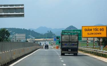 Phương tiện lưu thông trên đoạn tuyến Cao tốc Bắc-Nam được đưa vào vận hành, khai thác.