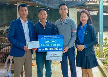 Đoàn công tác của Thành đoàn Yên Bái phối hợp với địa phương bàn giao kinh phí cho gia đình em Trần Thị Bích Ngọc