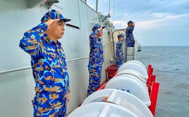 Sĩ quan Tàu 264 thực hiện thủ tục chào nhau trên biển giữa tàu hải quân các nước ASEAN.