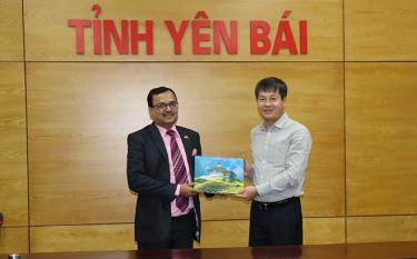 Vice Chairman of the provincial People’s Committee Ngo HanhPhuc presents photo book “The Land and People of Yen Bai” to Deputy Chief of Mission at the Indian Embassy Subhash P. Gupta.

