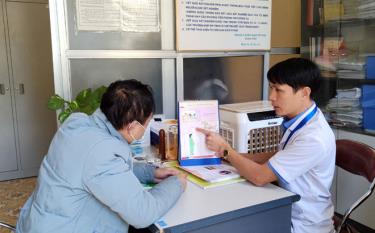 Cán bộ Trung tâm Y tế huyện Văn Chấn tư vấn xét nghiệm HIV cho người dân.