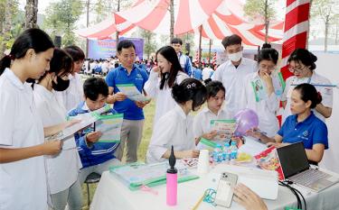 Các em học sinh và người lao động tìm hiểu thông tin tuyển dụng tại Ngày hội việc làm huyện Yên Bình năm 2023.


