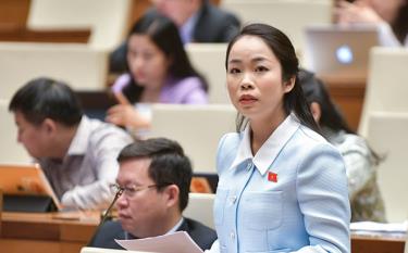 Đại biểu Quốc hội tỉnh Yên Bái Triệu Thị Huyền phát biểu thảo luận tại hội trường sang 28/11.