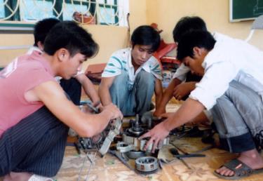 Lớp học nghề sửa chữa xe máy tại Trung tâm Dạy nghề huyện Trạm Tấu.