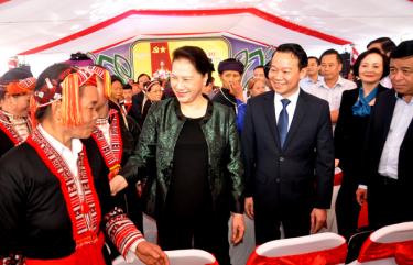 National Assembly Chairwoman Nguyen Thi Kim Ngan visits locals in Quang Minh commune and attends a ceremony to announce the completion of new-style-rural area criteria and the Great Unity Day Festival in the locality.