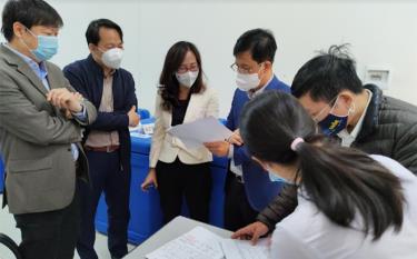 Đoàn kiểm tra hệ thống dây chuyền lạnh bảo quản vắc xin tại Trung tâm Kiểm soát bệnh tật tỉnh Yên Bái.