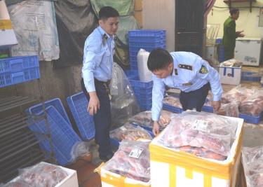 Lực lượng chức năng tịch thu, buộc tiêu hủy hơn1 tấn thực phẩm đông lạnh không rõ nguồn gốc trên địa bàn quận Bắc Từ Liêm.