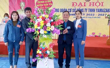 Lãnh đạo Liên đoàn Lao động huyện Trấn Yên tặng hoa chúc mừng Đại hội thành lập Công đoàn cơ sở Công ty TNHH YAMAZAKI Việt Nam tại xã Hưng Khánh.