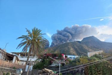 Một làn khói dày đặc có thể nhìn thấy từ ngôi làng Ginostra, Ý khi núi lửa Stromboli phun trào