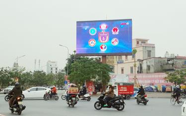 Màn hình LED chiếu trailler giới thiệu về Chương trình giao lưu trên một tuyến phố chính của thành phố Hải Phòng.