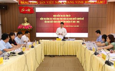 Đồng chí Nguyễn Minh Toàn - Chủ nhiệm UBKT Tỉnh ủy kiểm tra việc thực hiện các nghị quyết của Tỉnh ủy tại Thị ủy Nghĩa Lộ.